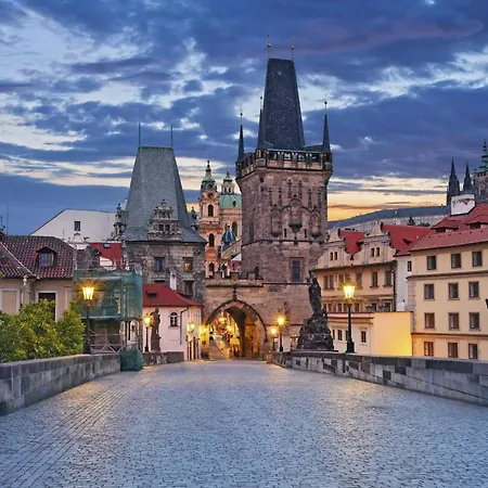 Spacious 2Br Apartment With Terrace I Ac I New Town I Vltava River 公寓 *