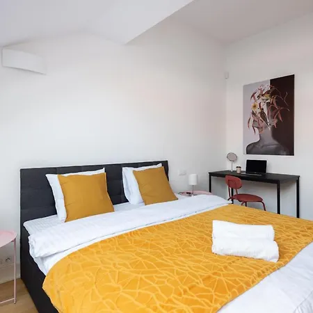 Spacious Near The River דירה *