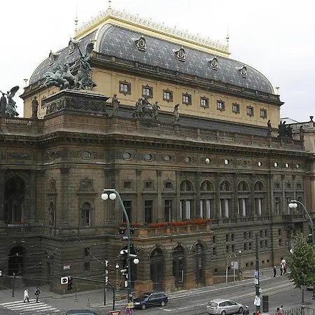 Spacious Near The River * Praga