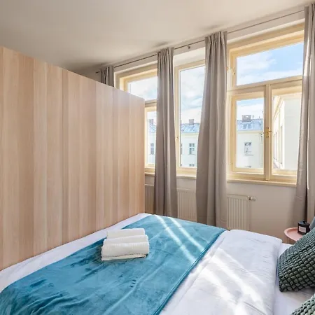 Spacious 2Br Apartment With Ac I New Town I Vltava River