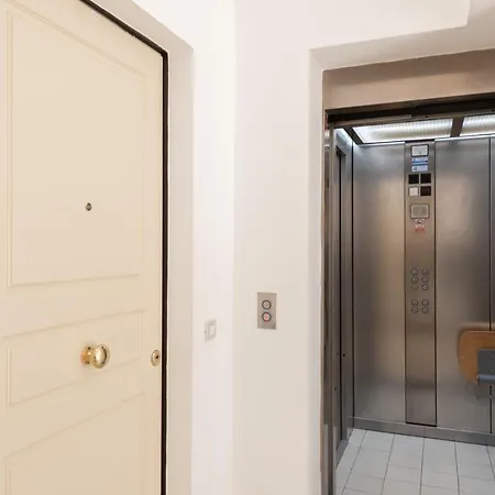 Spacious 2Br Apartment With Ac I New Town I Vltava River Lejlighed