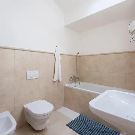 아파트 Spacious Near The River