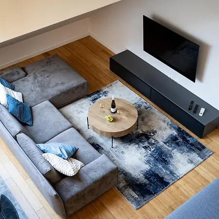 Spacious Near The River Apartment *