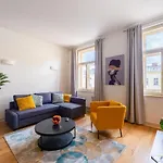 Lägenhet Spacious Near The River Prag