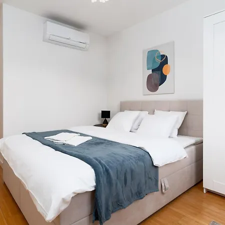 Spacious Near The River 公寓
